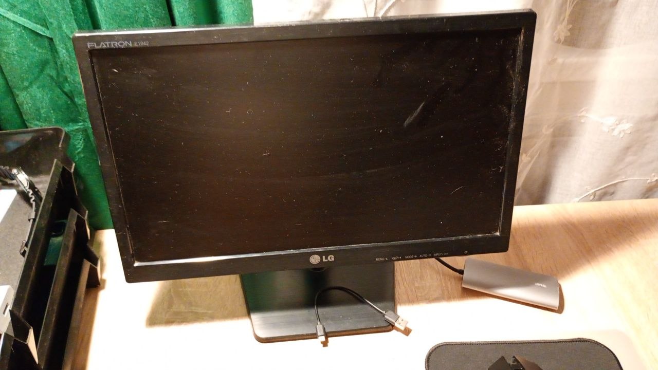 Монитор LG Flatron E1942 18.5"