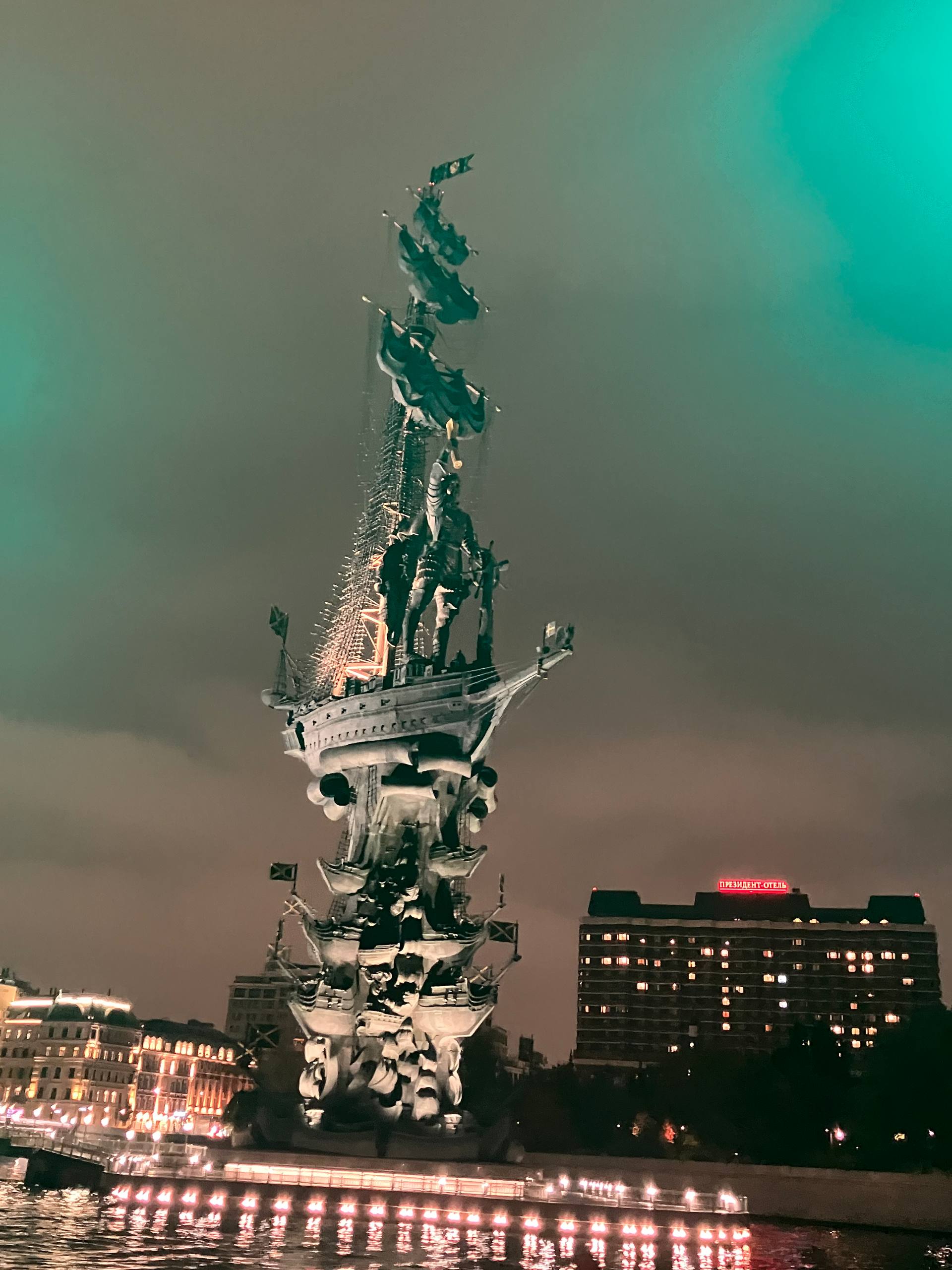 Фотография памятника Петру I в Москве