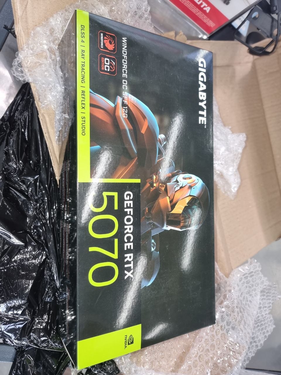 Видеокарта Gigabyte GeForce RTX 5070 Windforce OC 12G